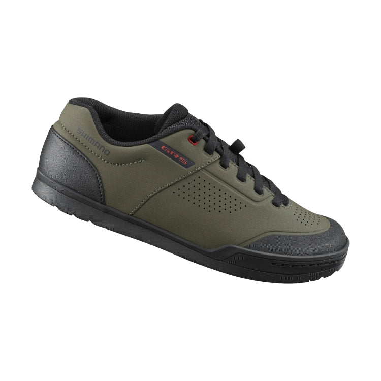 Scarpe MTB Shimano GR5 SH-GR501, suola ad alta aderenza per pedali flat, tomaia traspirante in mesh e protezioni rinforzate. Ideali per trail ed enduro.