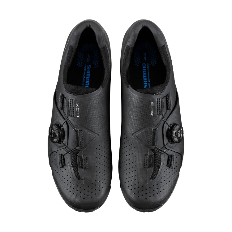 Scarpe da ciclismo Shimano XC3 MTB nere, con chiusura BOA per una calzata precisa, suola rinforzata per massima trasmissione di potenza e design traspirante.