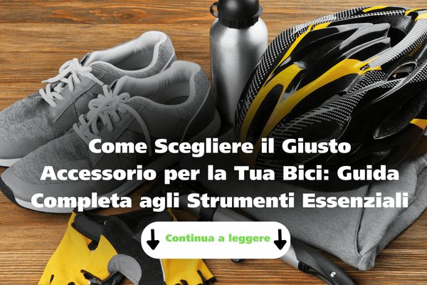 Accessori essenziali per il ciclismo su un tavolo: scarpe, casco, guanti, borraccia e abbigliamento tecnico per bici